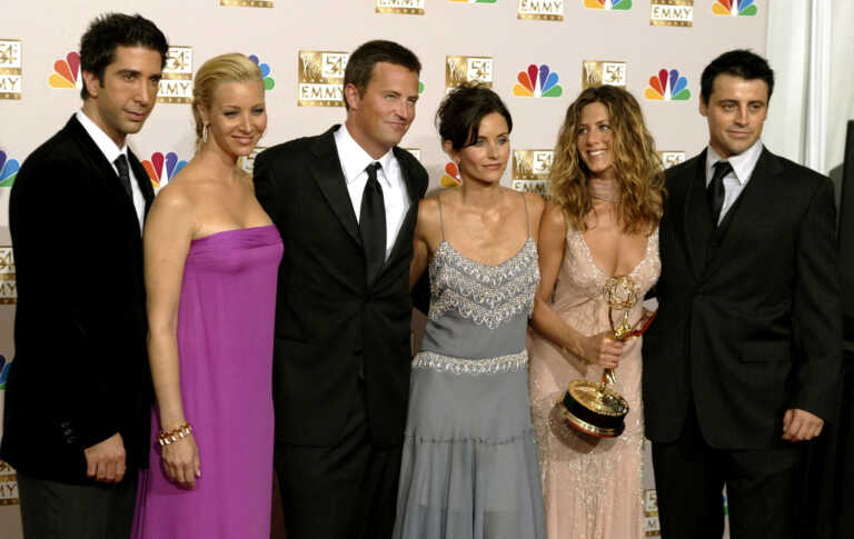 Οι δημιουργοί των Friends αποχαιρετούν τον Chandler Bing - «Ο Μάθιου Πέρι ήταν ο πιο αστείος και δοτικός άνθρωπος»