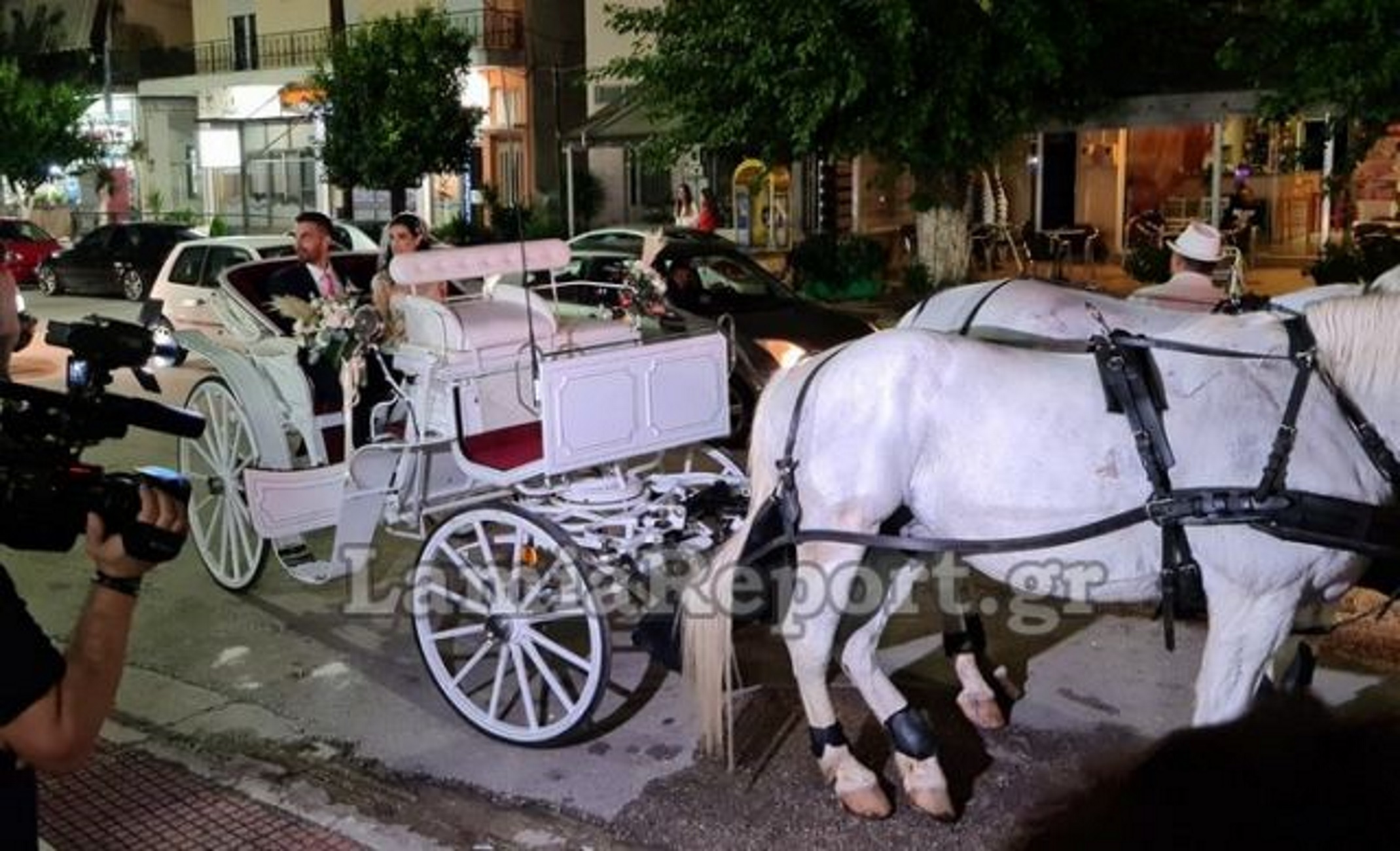Λαμία: Παραμυθένιος γάμος με τη νύφη να φέρνουν δύο ολόλευκα άλογα σε άμαξα