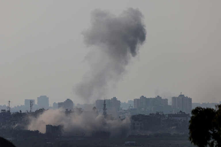 Οι ΗΠΑ ζητούν καθυστέρηση της χερσαίας επιχείρησης στην Γάζα - Χτύπημα σε καταυλισμό προσφύγων - «Η Χαμάς φταίει για την έλλειψη καυσίμων»