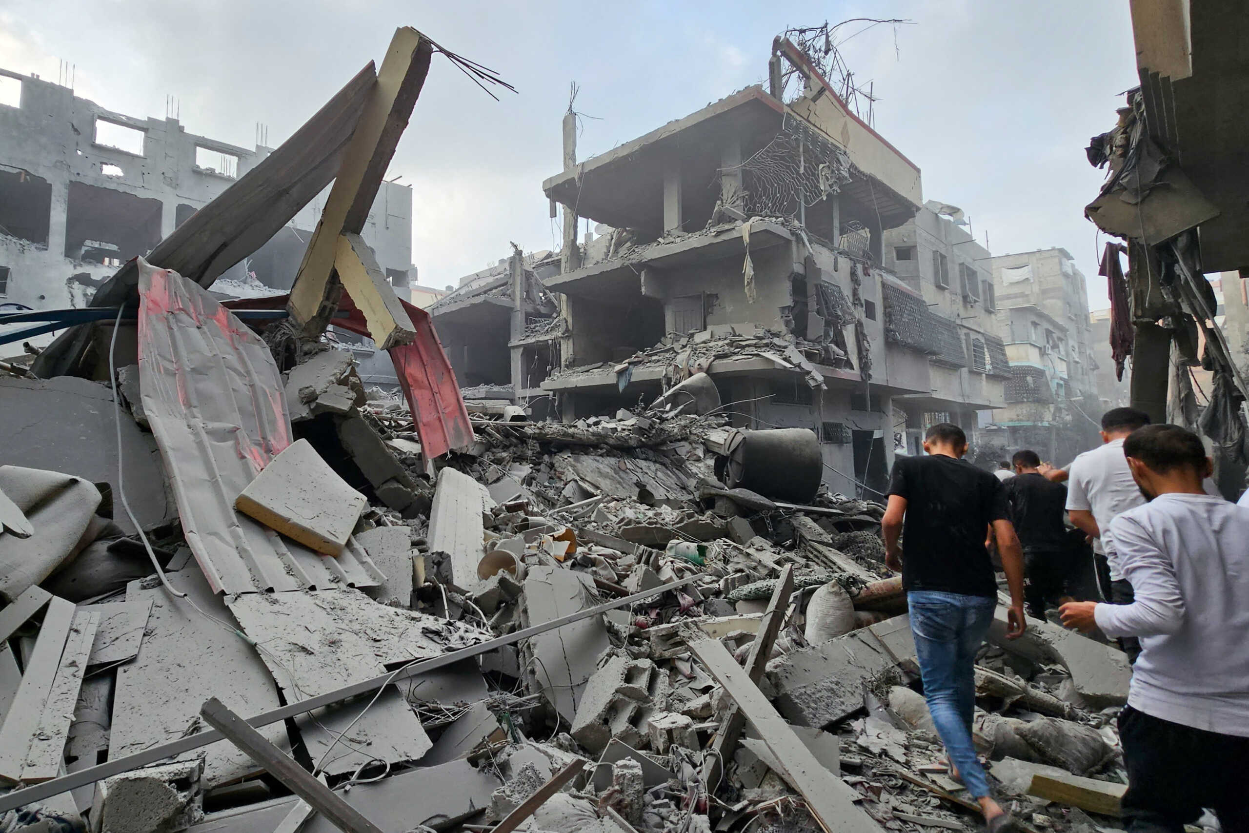 Palestinians gather at the site of Israeli strikes on houses, as the conflict between Israel and Palestinian Islamist group Hamas continues, in the northern Gaza Strip October 23, 2023. REUTERS