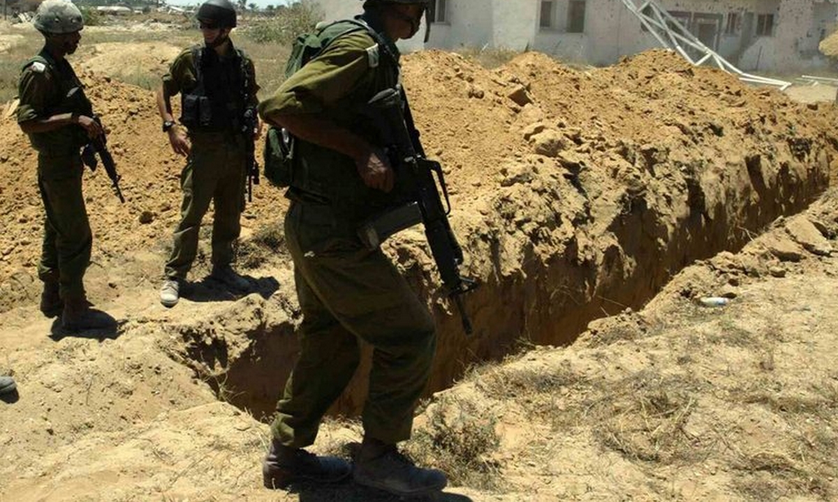 epa000221958 Israeli soldiers look for the tunnel on Monday 28 June 2004 dug under the army post that Palestinian militants blew up 27 June at Gush Katif. Palestinian groups Hamas and Fatah claimed responsibility for the attack, in which explosives were placed in an underground tunnel dug for that purpose under the guard post.  EPA