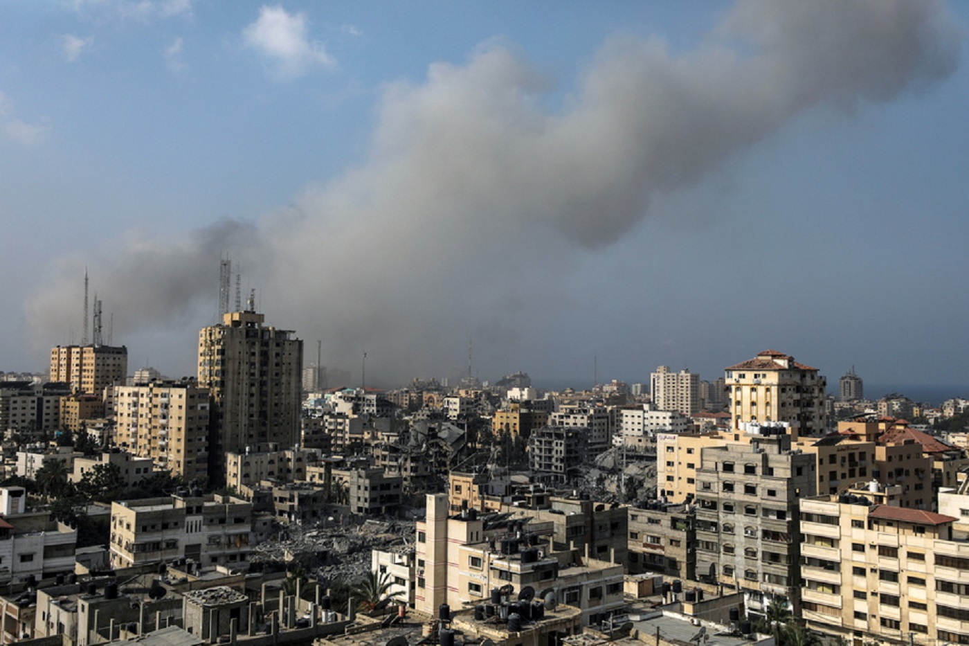 epa10932272 Smoke rises after Israeli airstrikes on Gaza City, 22 October 2023. More than 4,000 Palestinians and 1,400 Israelis have been killed, according to the Israel Defense Forces (IDF) and the Palestinian health authority, since Hamas militants launched an attack against Israel from the Gaza Strip on 07 October. After 20 aid trucks were allowed into the Gaza strip on 21 October through the Rafah border crossing with Egypt, various UN agencies expressed the hope that some more aid could be allowed into Gaza on 22 October.  EPA