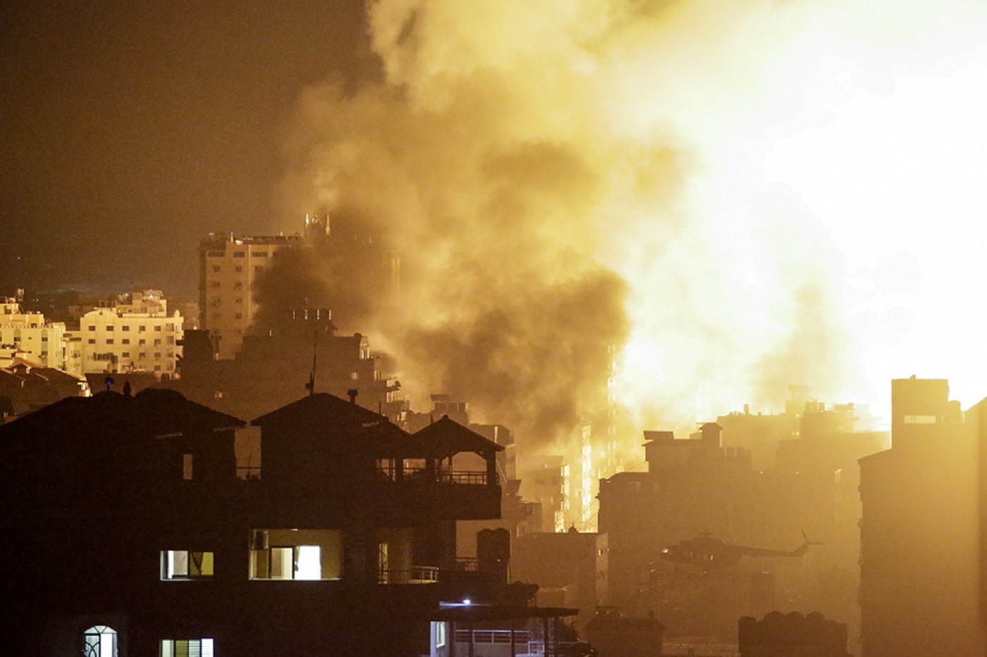 epaselect epa10930410 Smoke and flames rise after Israeli airstrikes west of Gaza City, 20 October 2023 (issued 21 October 2023). More than 4,000 Palestinians and 1,400 Israelis have been killed according to the Israel Defense Forces (IDF) and the Palestinian health authority since Hamas militants launched an attack against Israel from the Gaza Strip on 07 October. In the latest developments, Egypt hosts, on 21 October, an international summit on the situation in Gaza and after a Qatari mediation two hostages have been released by Hamas on the evening of 20 October as confirmed by their relatives, Israeli officials and Hamas.  EPA