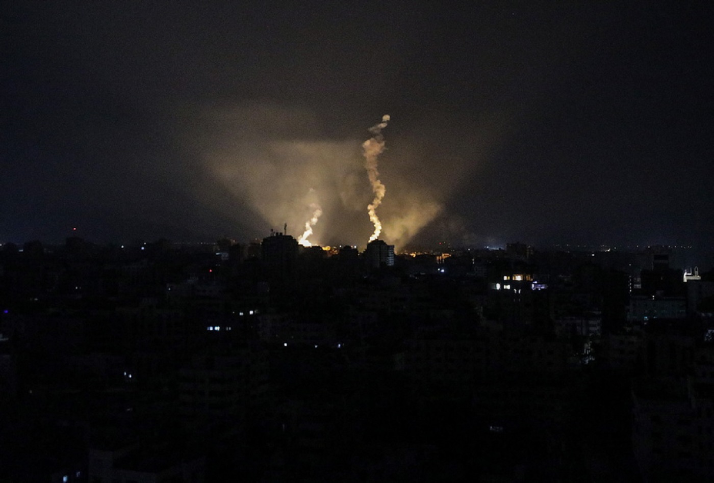 epaselect epa10933168 Israeli army flares illuminate the sky over Gaza City, 22 October 2023. More than 4,500 Palestinians and 1,400 Israelis have been killed, according to the Israel Defense Forces (IDF) and the Palestinian health authority, since Hamas militants launched an attack against Israel from the Gaza Strip on 07 October. After 20 aid trucks were allowed into the Gaza strip on 21 October through the Rafah border crossing with Egypt, 17 more were allowed in on 22 October.  EPA