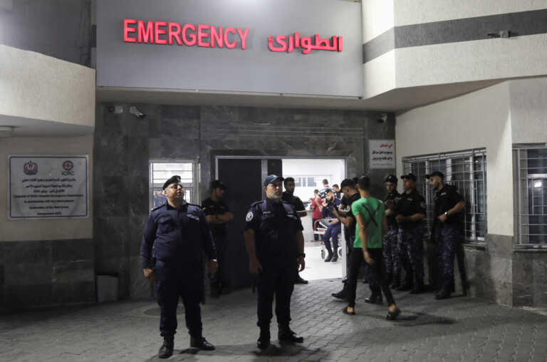 «Λύγισε» ανταποκριτής του BBC σε ρεπορτάζ σε νοσοκομείο στη Γάζα – Βρήκε και τραυματισμένους φίλους του εκεί