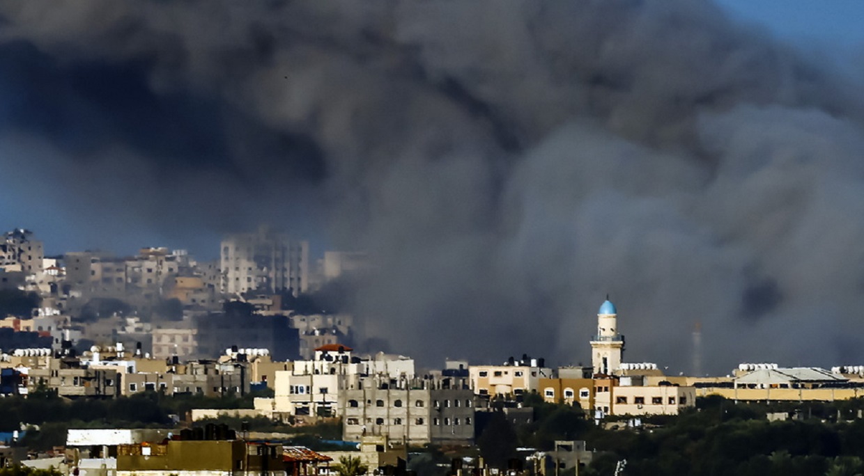 epa10930302 Smoke rises from the northern part of the Gaza Strip as a result of an Israeli airstrike, 21 October 2023. More than 4,000 Palestinians and 1,400 Israelis have been killed according to the Israel Defense Forces (IDF) and the Palestinian health authority since Hamas militants launched an attack against Israel from the Gaza Strip on 07 October. In the latest developments, Egypt is due to host, on 21 October, an international summit on the situation in Gaza, and after a Qatari mediation, two hostages have been released by Hamas on the evening of 20 October as confirmed by their relatives, Israeli officials and Hamas.  EPA