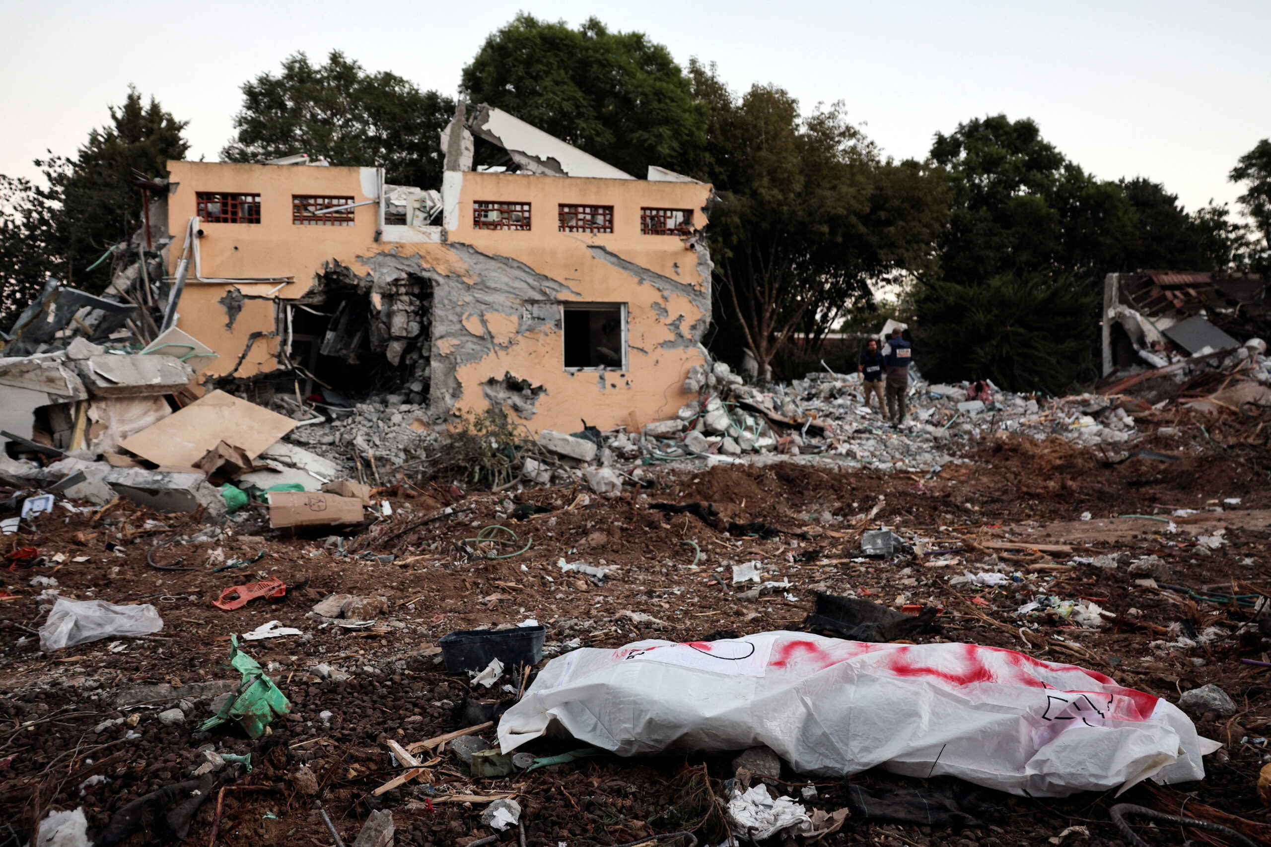 Πόλεμος στο Ισραήλ: Μέσα στο ματωμένο σπίτι οικογένειας στο κιμπούτς Κφαρ Αζά – Νέο βίντεο από τις βαρβαρότητες της Χαμάς
