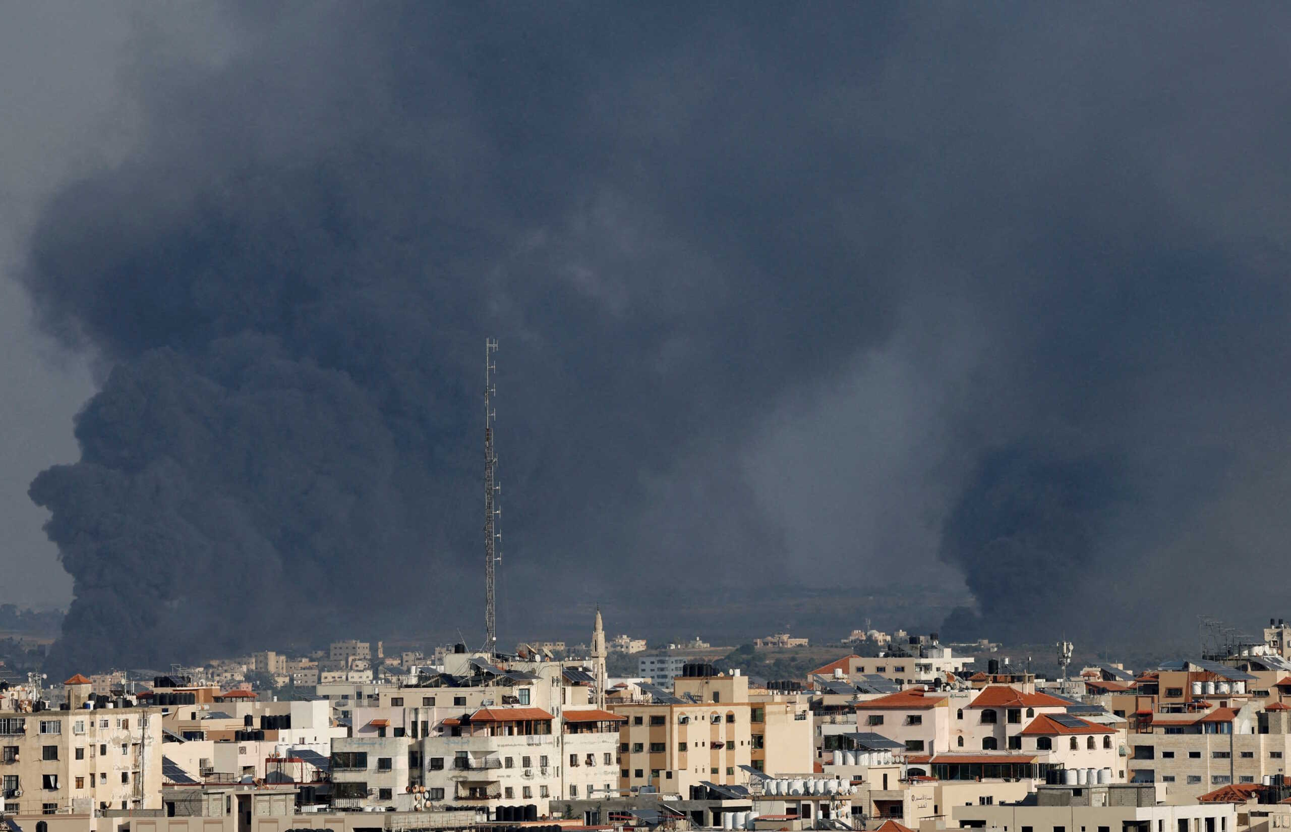 FILE PHOTO: Smoke billows following Israeli strikes in Gaza City, October 10, 2023. REUTERS