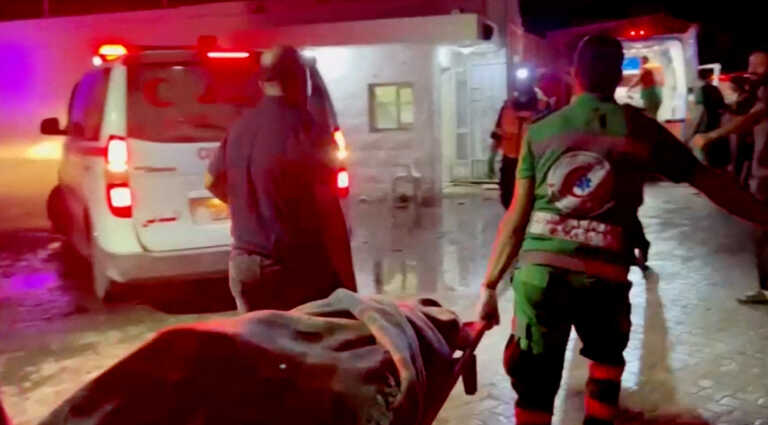 «Ο κόσμος έτρεχε φωνάζοντας: Βοηθήστε μας»! Συγκλονίζουν οι γιατροί του νοσοκομείου που χτυπήθηκε στη Γάζα