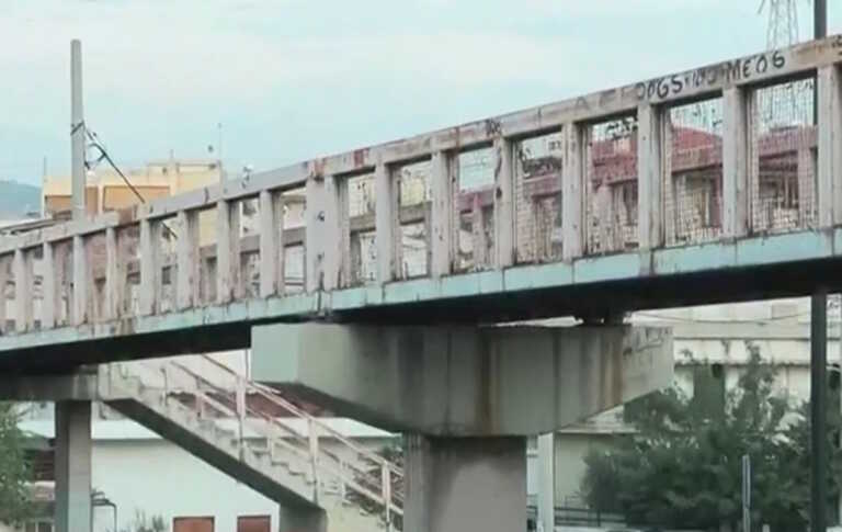 «Παγίδα θανάτου» η γέφυρα της Νέας Φιλαδέλφειας στον Κηφισό – Πεζοί τη χρησιμοποιούν παρά την απαγόρευση