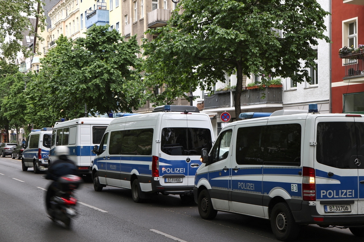 epa10649394 Police vans during a raid in Berlin, Germany, 24 May 2023. The Munich public prosecutor's office has had the flats of members of the Last Generation climate activists searched and their accounts seized over charges of formation of a criminal organization.  EPA