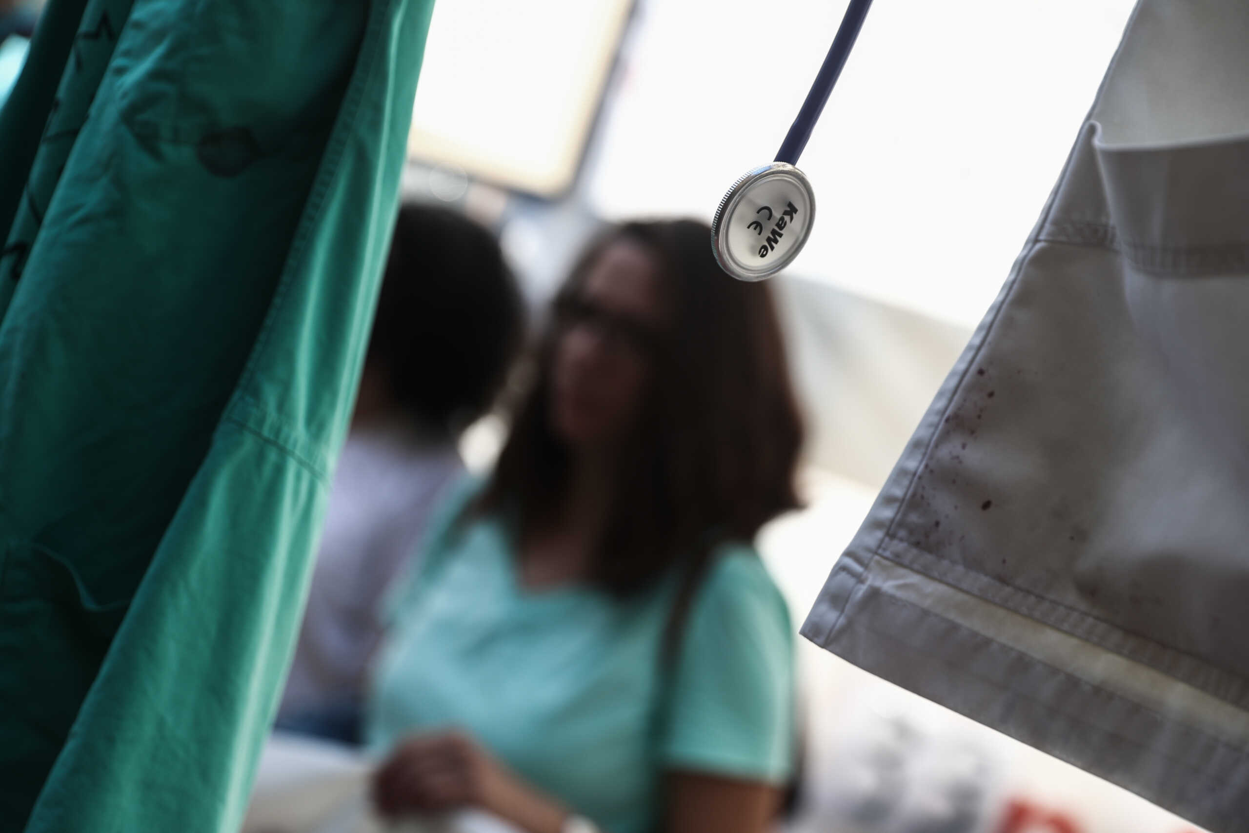 Συγκέντρωση διαμαρτυρίας γιατρών του νοσοκομείου Παίδων "Η Αγία Σοφία" στο υπουργείο Υγείας, Τετάρτη 28 Σεπτεμβρίου 2022. Οι γιατροί του νοσοκομείου διεκδικούν την κάλυψη των κενών θέσεων αναισθησιολόγων, σε μόνιμη βάση. 
(ΣΩΤΗΡΗΣ ΔΗΜΗΤΡΟΠΟΥΛΟΣ