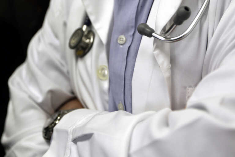ΟΕΝΓΕ: Γιατί δεν πρέπει να γίνουν προσωπικοί γιατροί οι γιατροί υπαίθρου