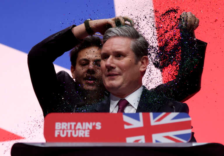 Διαδηλωτής «έλουσε» με glitter τον ηγέτη των Εργατικών στη Βρετανία