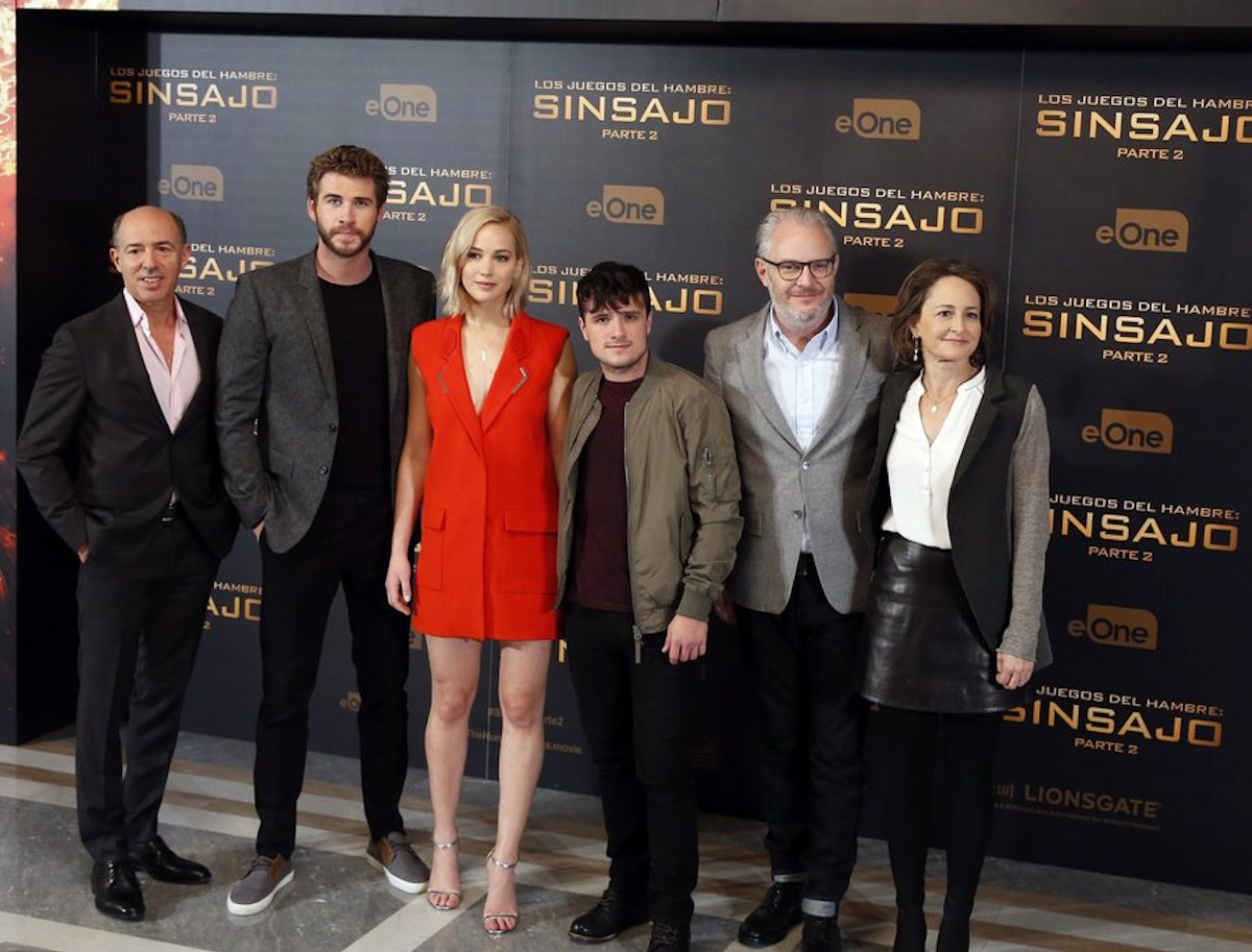 epa05019470 (L-R) US producer Jon Kilik, Australian actor Liam Hemsworth, US actress Jennifer Lawrence, US actor Josh Hutcherson, US director Francis Lawrence and US producer Nina Jacobson pose during the premiere of 'The Hunger Games: Mockingjay - Part 2' in Madrid, Spain, 10 November 2015. The movie opens in Spanish theaters on 27 November.  EPA