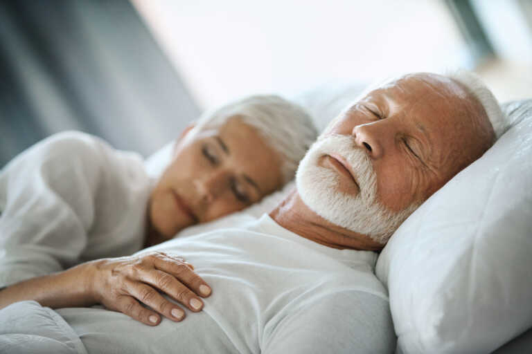 Μελέτη δείχνει πως ο ελαφρύς ύπνος μετά τα 60 συνδέεται με άνοια