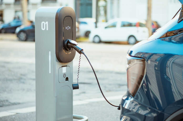 Χρειάζονται κίνητρα για τα ηλεκτρικά οχήματα – Τι δείχνει έρευνα της Deloitte για την ηλεκτροκίνηση έως το 2030