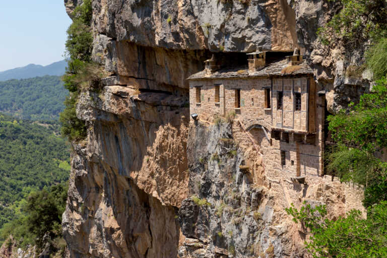 Μονή Κηπίνας: Στο εσωτερικό ενός περίεργου μοναστηριού στα Τζουμέρκα που κόβει την ανάσα