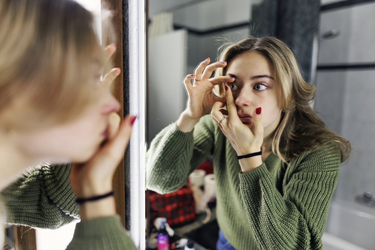 Teenage girl is wearing contact lens in the bathroom.
Canon R5