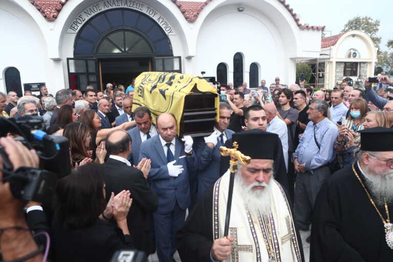 Η Ελλάδα αποχαιρέτησε τον «Ξανθό» του ελληνικού μπάσκετ - Σπαρακτικές εικόνες από την κηδεία του Γιάννη Ιωαννίδη
