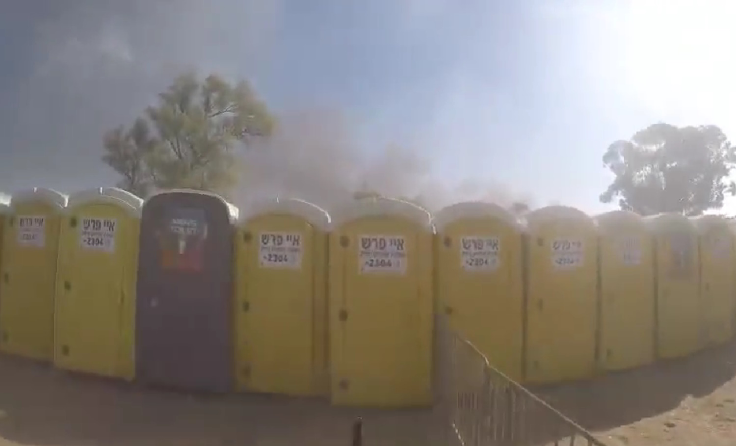 Πόλεμος στο Ισραήλ: Ένοπλοι της Χαμάς πυροβολούν τις χημικές τουαλέτες στο Φεστιβάλ της Λωρίδας της Γάζας