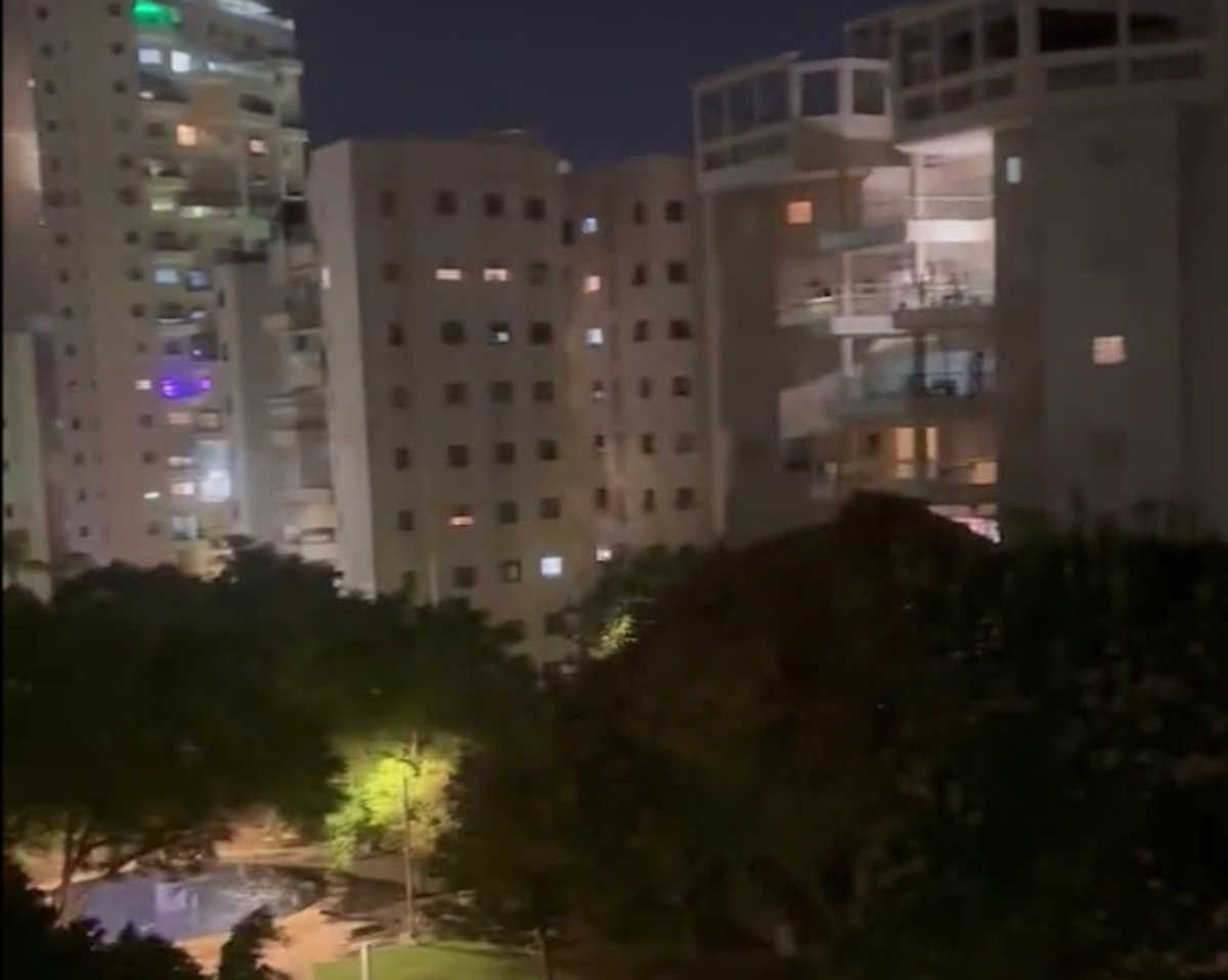 Πόλεμος στο Ισραήλ: Πολίτες ψάλλουν τον εθνικό ύμνο από τα μπαλκόνια τους