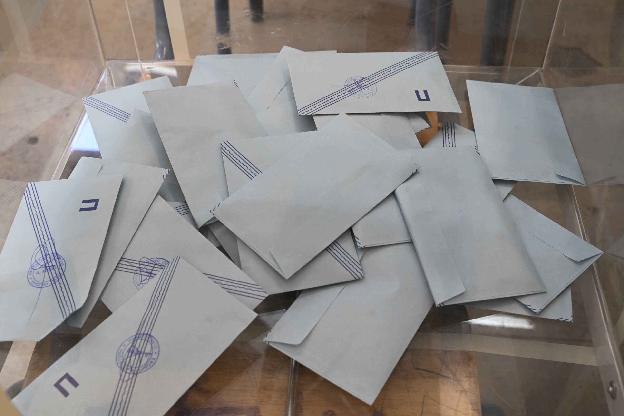 Στιγμιότυπο από την ψηφοφορία για τις δημοτικές και περιφερειακές εκλογές σε εκλογικό τμήμα του Βύρωνα Αττικής, Κυριακή 8 Οκτωβρίου 2023. 
(ΤΑΤΙΑΝΑ ΜΠΟΛΑΡΗ
