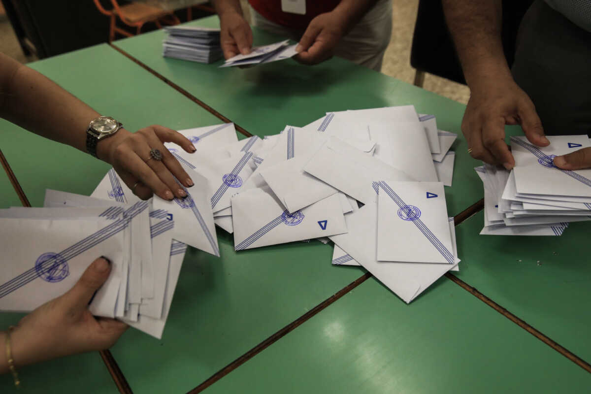 Άνοιγμα κάλπης για τον δεύτερο γύρο των αυτοδιοικητικών εκλογών σε εκλογικό τμήμα της Αττικής, Κυριακή 15 Οκτωβρίου 2023. 
(ΓΙΑΝΝΗΣ ΠΑΝΑΓΟΠΟΥΛΟΣ