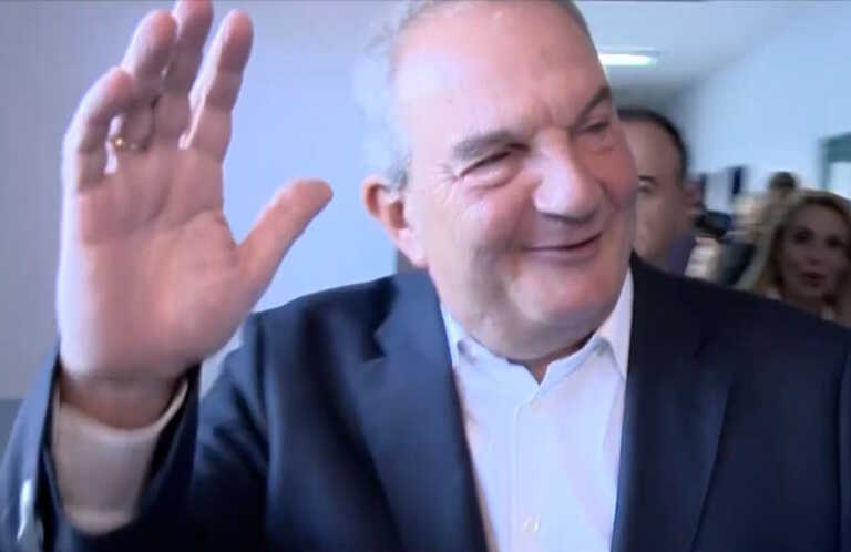 Ο Κώστας Καραμανλής ξέχασε την ταυτότητά του όταν πήγε να ψηφίσει για τις δημοτικές και περιφερειακές εκλογές