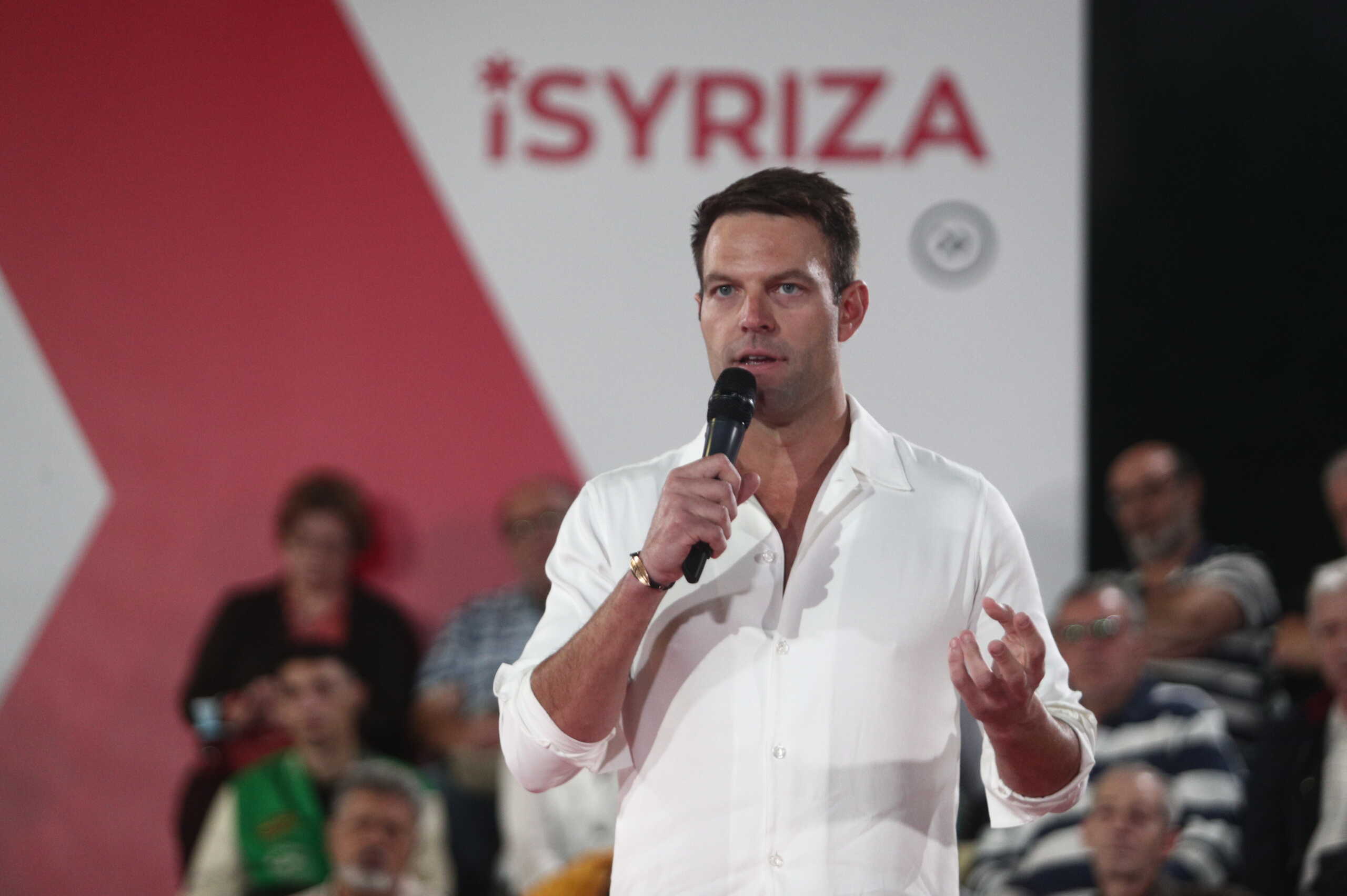 Ο πρόεδρος του ΣΥΡΙΖΑ-Προοδευτική Συμμαχία Στέφανος Κασσελάκης στην Πλατεία Λαού στο Κερατσίνι όπου συνομιλεί με πολίτες. Πέμπτη 12 Οκτωβρίου 2023  (ΣΩΤΗΡΗΣ ΔΗΜΗΤΡΟΠΟΥΛΟΣ