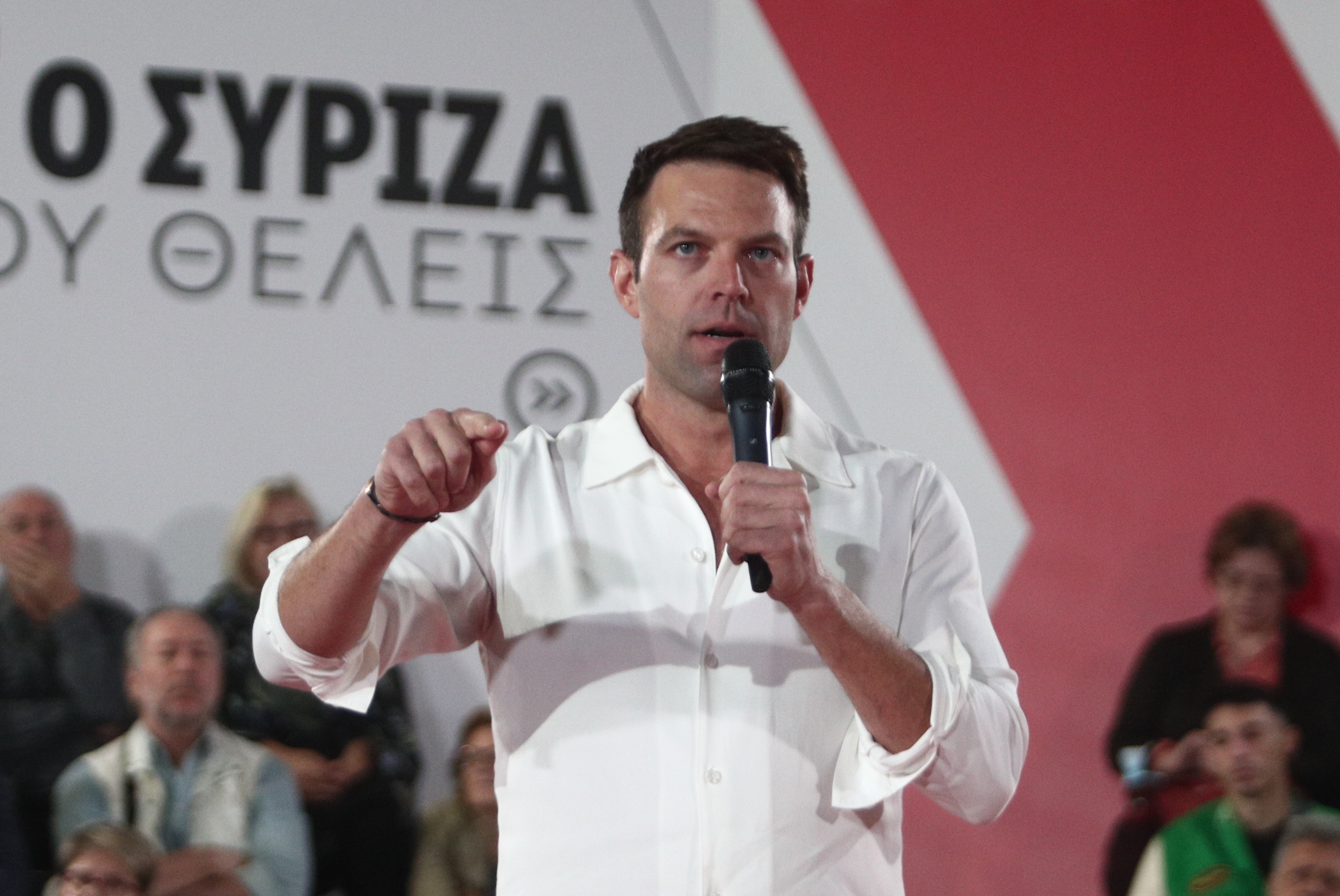Ο πρόεδρος του ΣΥΡΙΖΑ-Προοδευτική Συμμαχία Στέφανος Κασσελάκης στην Πλατεία Λαού στο Κερατσίνι όπου συνομιλεί με πολίτες. Πέμπτη 12 Οκτωβρίου 2023  (ΣΩΤΗΡΗΣ ΔΗΜΗΤΡΟΠΟΥΛΟΣ