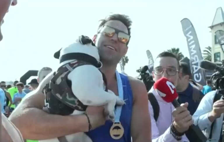 Με αθλητικά ρούχα και γυαλιά ο Κασσελάκης έτρεξε μαζί με τον Τάιλερ 5 χιλιόμετρα στο «Spetses mini Marathon» 