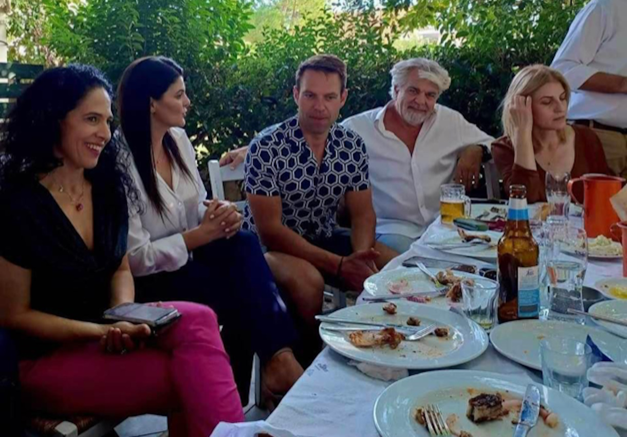 Ο Στέφανος Κασσελάκης έκανε το τραπέζι στα μέλη του ΣΥΡΙΖΑ που υπέγραψαν για την υποψηφιότητά του