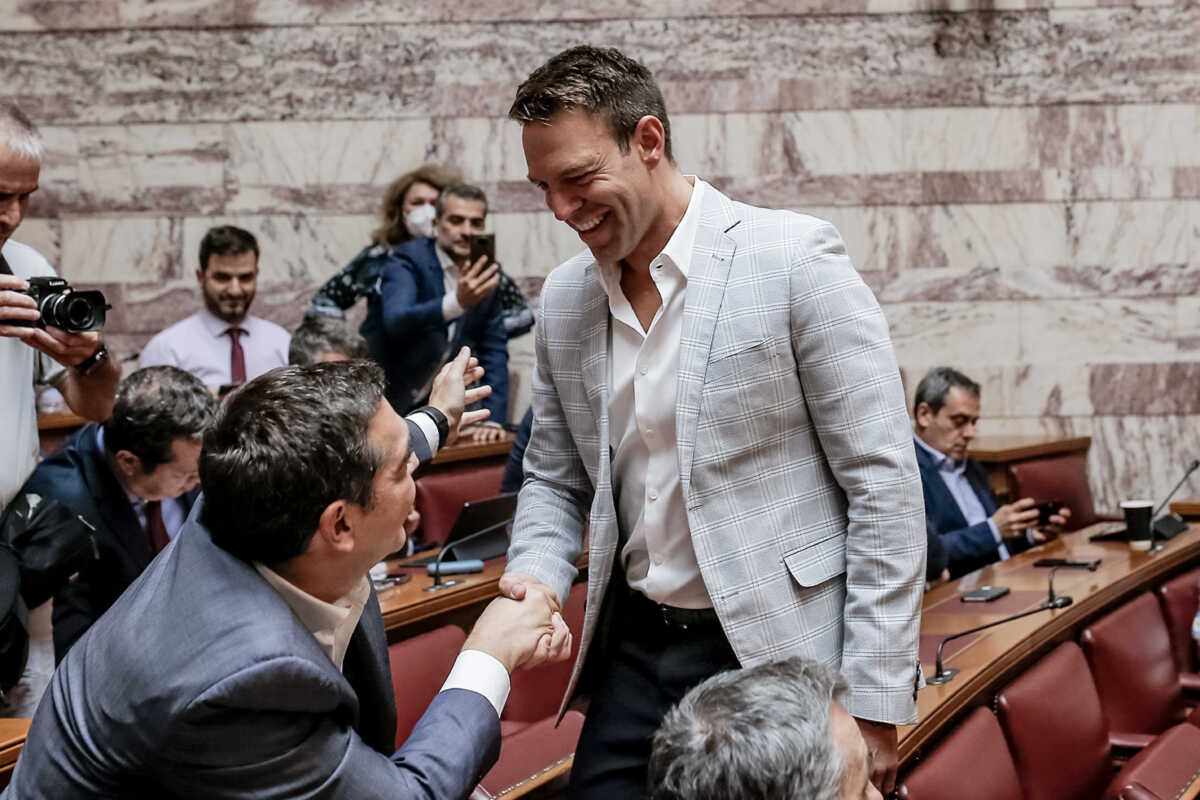 Στέφανος Κασσελάκης: Με ανοιχτόχρωμο σακάκι και σαρδάμ στην πρώτη ομιλία του στη Βουλή