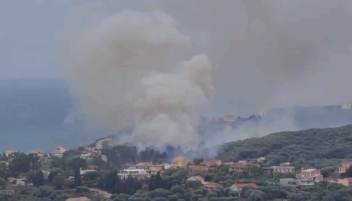 Φωτιά στην Κέρκυρα: Συνεχίζεται η μάχη με τις φλόγες στον Άγιο Στέφανο – Επιχειρούν επίγεια και εναέρια μέσα