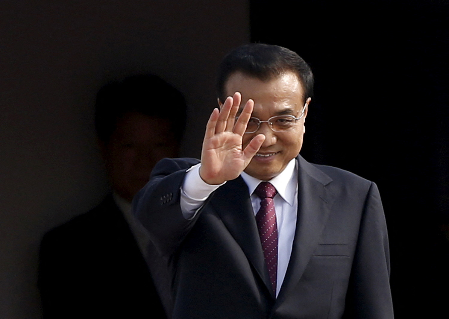 FILE PHOTO: Chinese Premier Li Keqiang waves as he leaves Seoul Air Base in Seongnam, South Korea, November 2, 2015. REUTERS