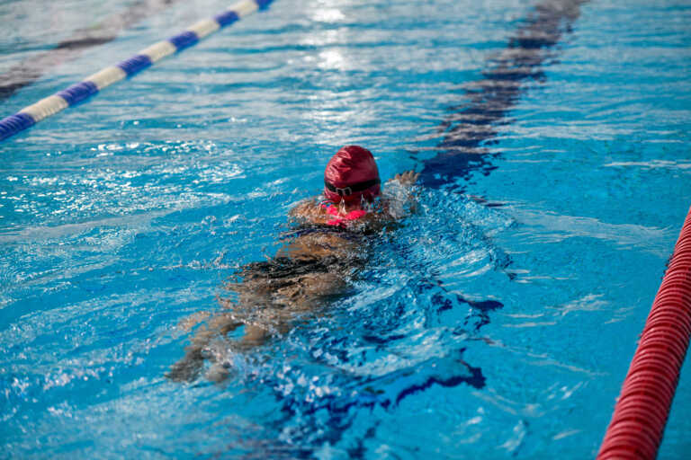 Άνδρας στο Ηράκλειο κοιτούσε την προπόνηση παιδιών σε κολυμβητήριο και αυνανιζόταν