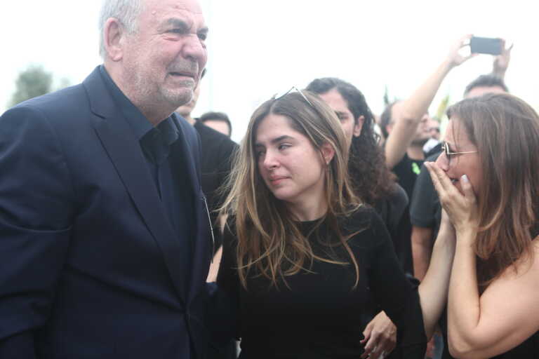 Συντετριμμένη η κόρη του Γιάννη Ιωαννίδη στην κηδεία του «Ξανθού»