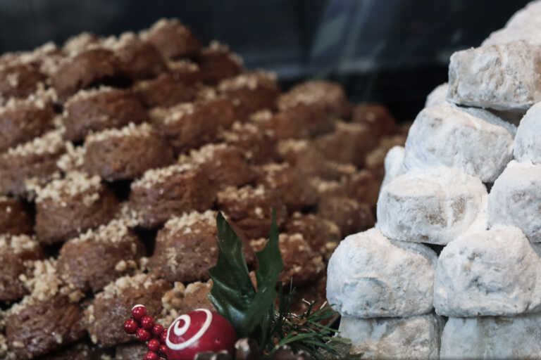 Αυξήσεις και τιμές «φαρμάκι» για κουραμπιέδες και μελομακάρονα σε ζαχαροπλαστεία της Θεσσαλονίκης