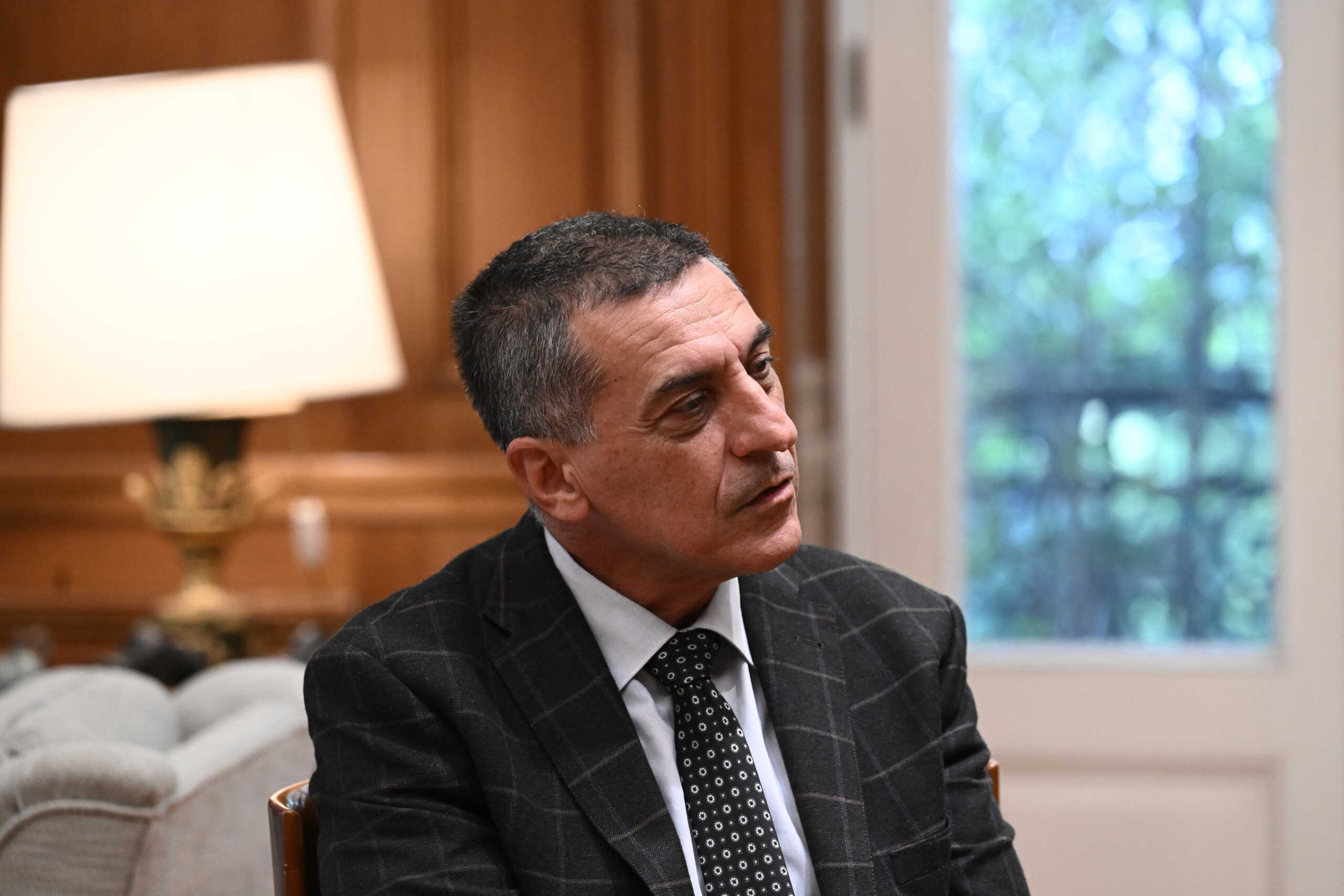 Συνάντηση του Πρωθυπουργού Κυριάκου Μητσοτάκη με τον εκλεγμένο Περιφερειάρχη Θεσσαλίας Δημήτρη Κουρέτα, στο Μέγαρο Μαξίμου.  Τρίτη 17 Οκτωβρίου 2023  (ΤΑΤΙΑΝΑ ΜΠΟΛΑΡΗ