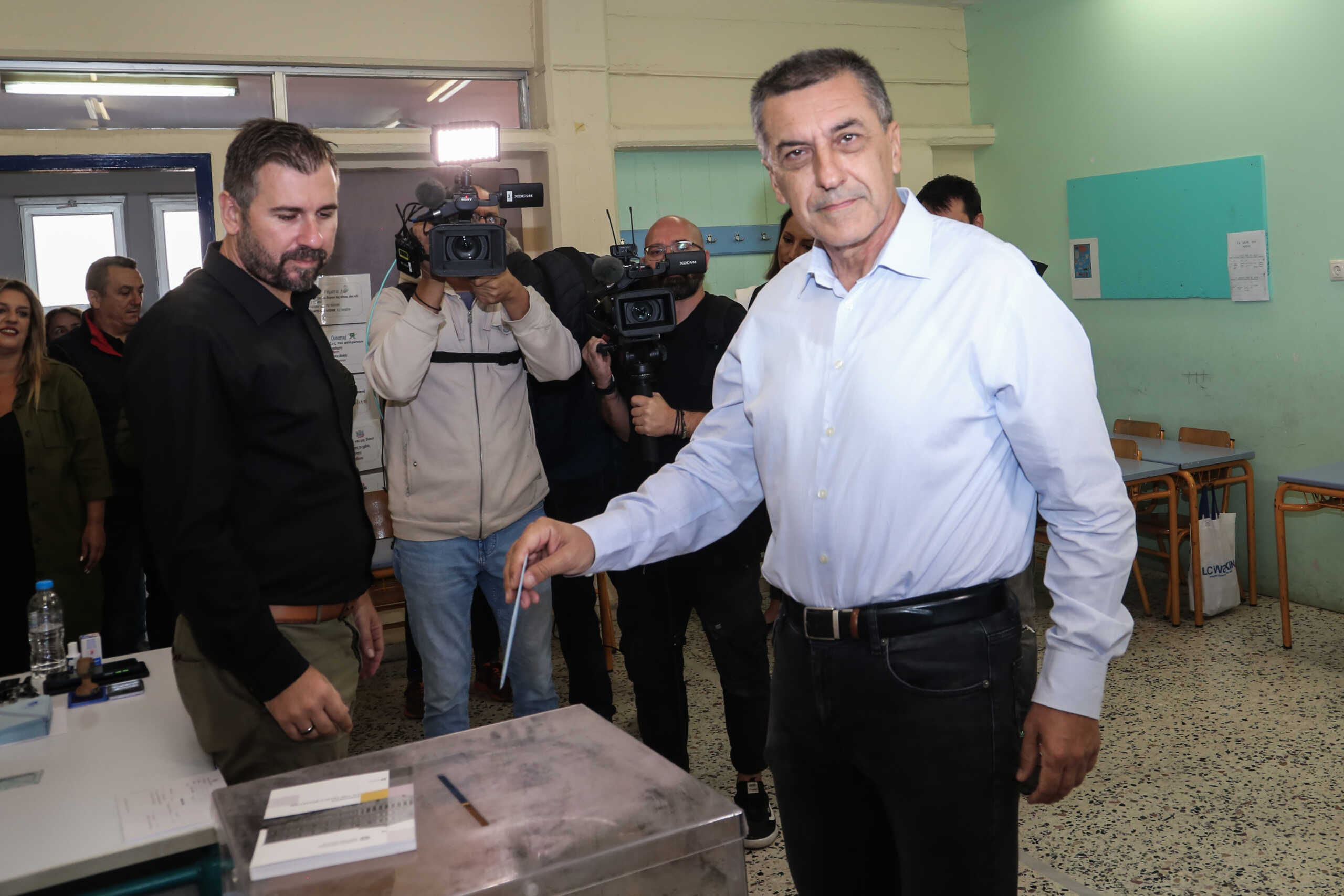 Ψηφοφορία για τον δεύτερο γύρο των αυτοδιοικητικών εκλογών από τον υποψήφιο Περιφερειάρχη Θεσσαλίας Δημήτρη Κουρέτα, Κυριακή 15 Οκτωβρίου 2023. 
(ΛΕΩΝΙΔΑΣ ΤΖΕΚΑΣ