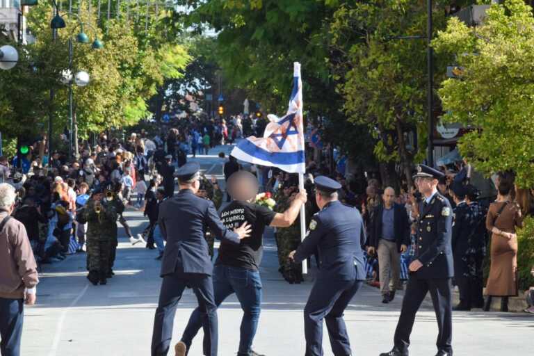 Παρατράγουδα στην παρέλαση της Λάρισας με λουλούδια και εισβολή με «ματωμένη» σημαία του Ισραήλ