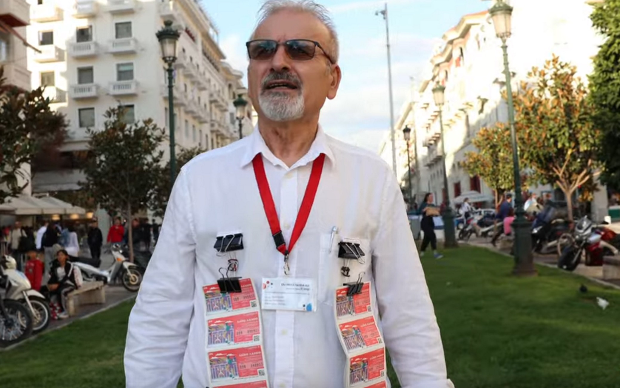 Θεσσαλονίκη: Viral ο λαχειοπώλης που τραγουδάει και πουλάει λαχεία