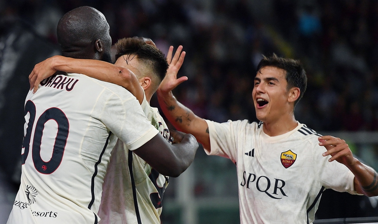 epa10881627 Roma's Romelu Lukaku (L) celebrates scoring the 0-1 opening goal during the Italian Serie A soccer match between Torino FC and AS Roma in Turin, Italy, 24 September 2023.  EPA
