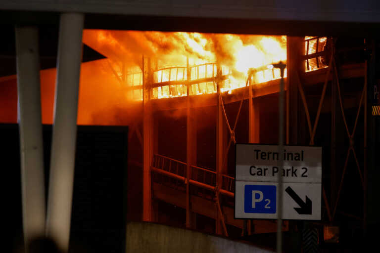 Τραγική η κατάσταση στο αεροδρόμιο του Λούτον - Κλειστό έως το απόγευμα λόγω της μεγάλης πυρκαγιάς σε πάρκινγκ με 1200 ΙΧ