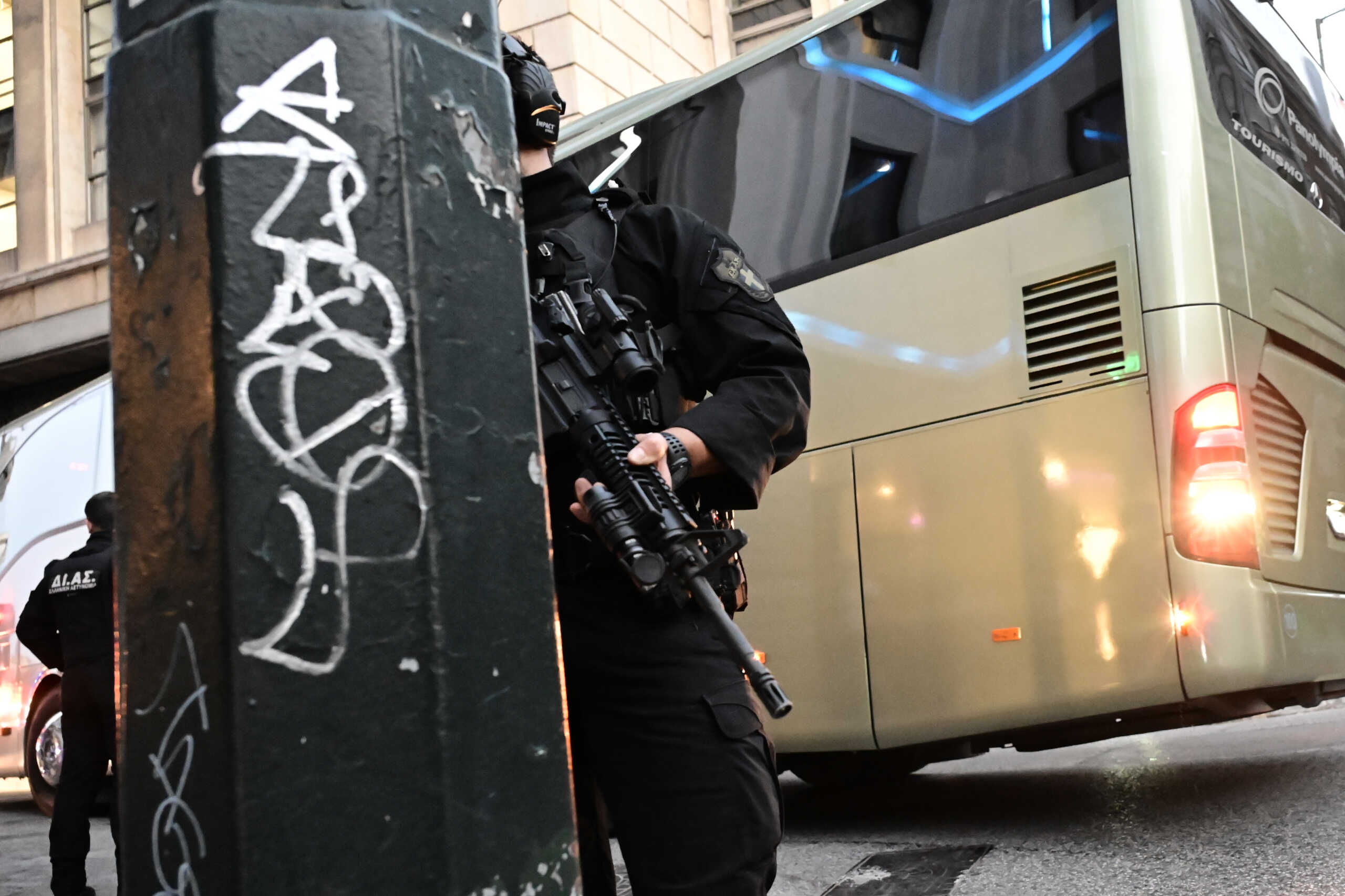 ΑΝΑΧΩΡΗΣΗ ΤΗΣ ΜΑΚΑΜΠΙ ΑΠΟ ΤΟ ΞΕΝΟΔΟΧΕΙΟ ΓΙΑ ΤΟ ΚΛΕΙΣΤΟ ΤΟΥ ΟΑΚΑ ΥΠΟ ΑΥΣΤΗΡΩΝ ΜΕΤΡΩΝ ΤΩΝ ΕΙΔΙΚΩΝ ΔΥΝΑΜΕΩΝ ΤΗΣ ΑΣΤΥΝΟΜΙΑΣ (ΜΙΧΑΛΗΣ ΚΑΡΑΓΙΑΝΝΗΣ
