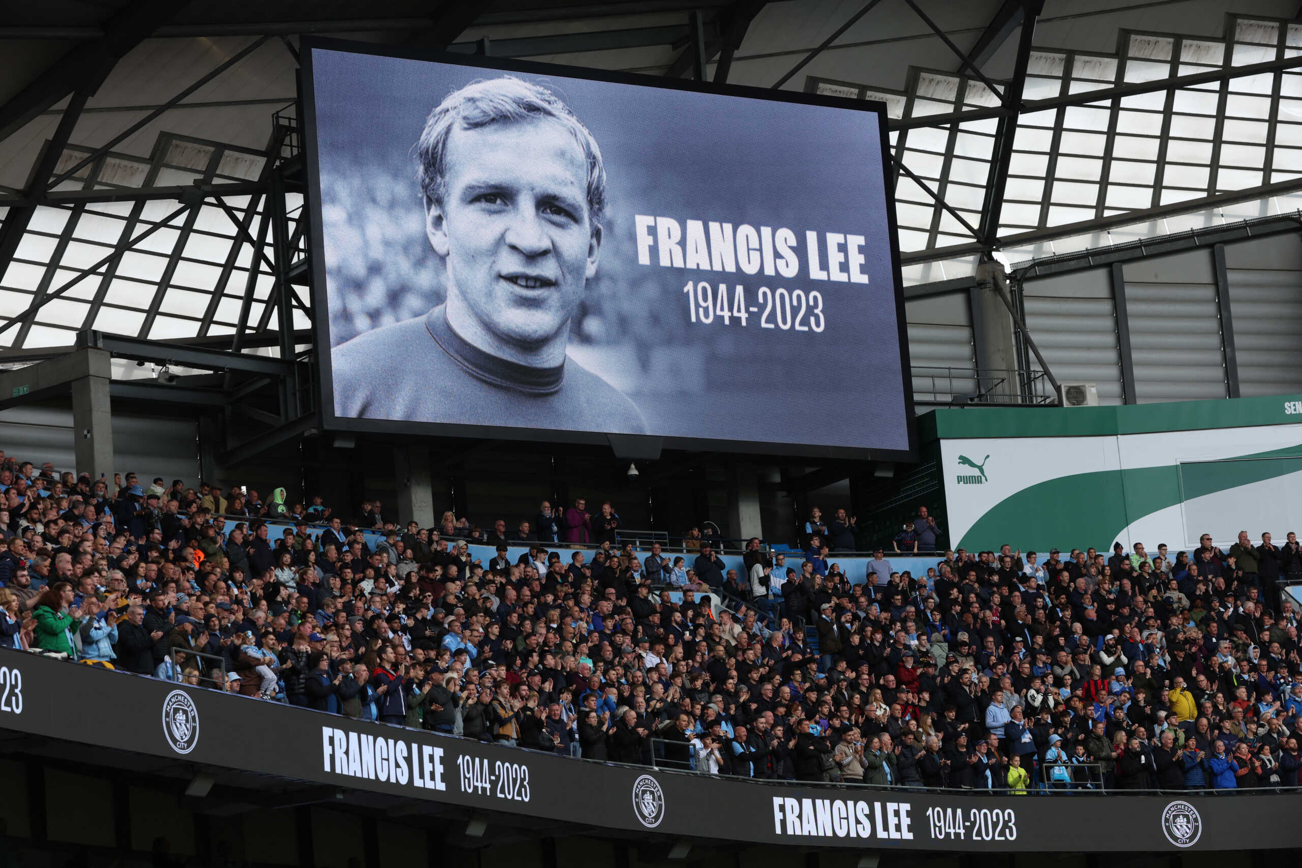 Soccer Football - Premier League - Manchester City v Brighton & Hove Albion - Etihad Stadium, Manchester, Britain - October 21, 2023  General view during a minute's silence for the victims of the devastating events in Israel and Palestine and for former Manchester City player Francis Lee before the match REUTERS