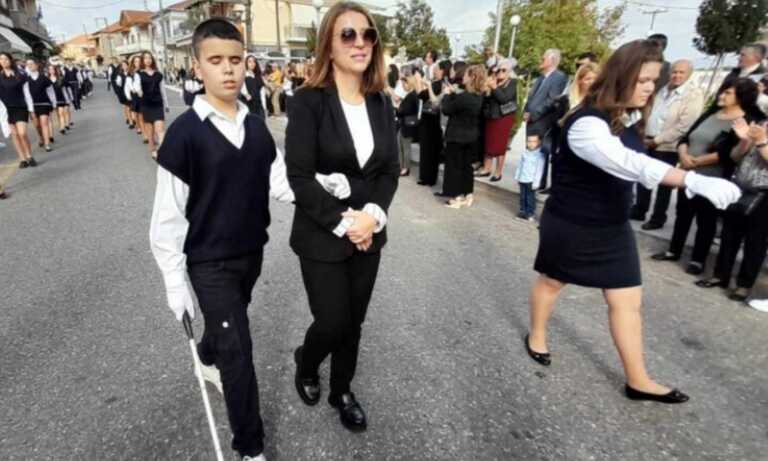 Συγκίνησε μαθητής με ολική απώλεια όρασης στην παρέλαση της 28ης Οκτωβρίου στη Μακρυνεία Αγρινίου