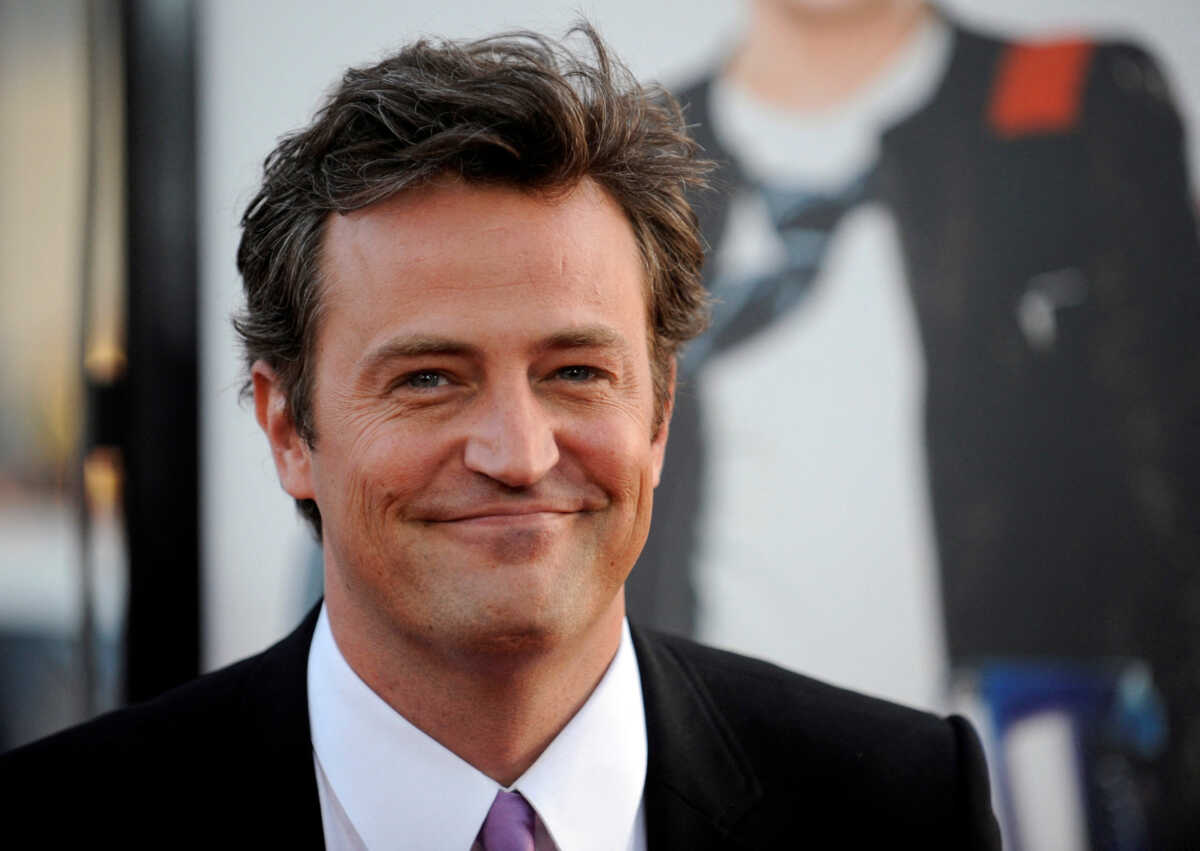 Matthew Perry: Θρήνος για τον ξαφνικό θάνατό του Τσάντλερ – Η πορεία προς την κορυφή και η τεράστια επιτυχία με τα «Φιλαράκια»