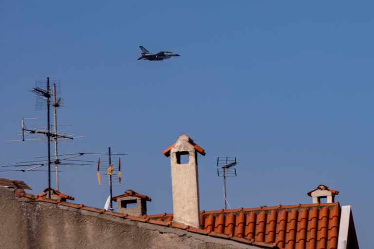 Διελεύσεις μαχητικών αεροσκαφών πάνω από τη Θεσσαλονίκη σήμερα στις 10 το πρωί